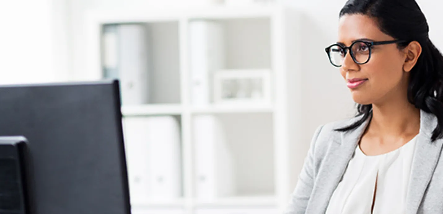 Business woman on computer