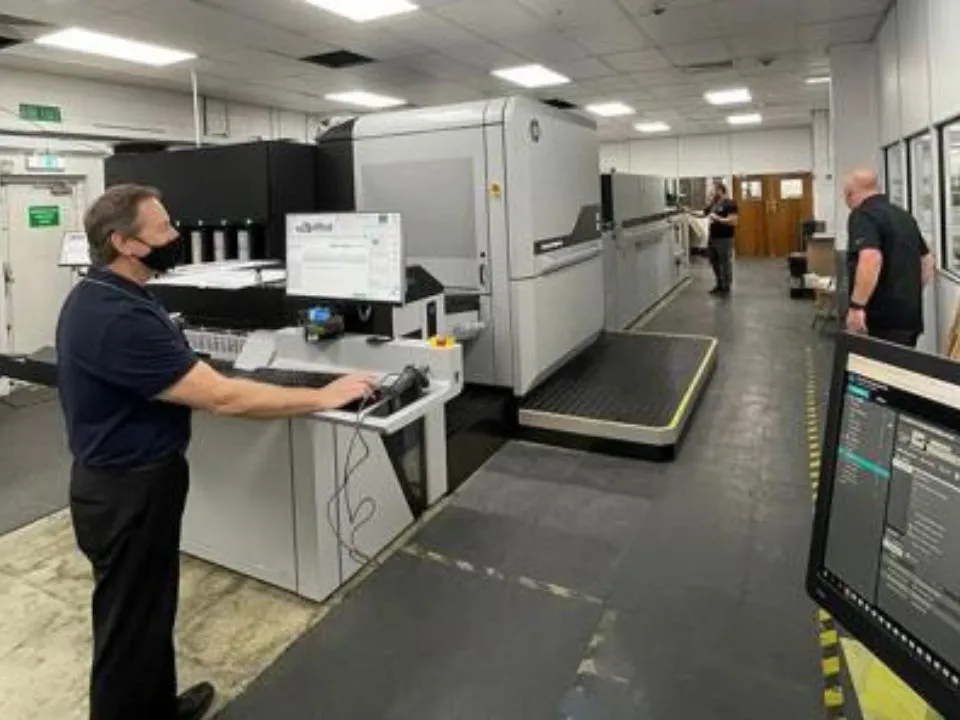 digital press with operator